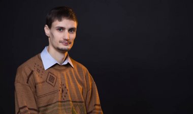 Kahverengi kazaklı esmer adam