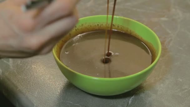 烹饪巧克力釉的甜点 — 图库视频影像