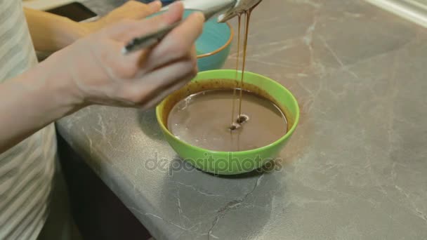 Mixing chocolate glaze for dessert — Stock Video