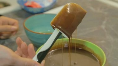 Pasta için çikolata sır karıştırma