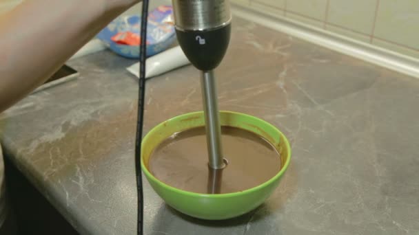 Смешивание шоколадной глазури в блендере — стоковое видео