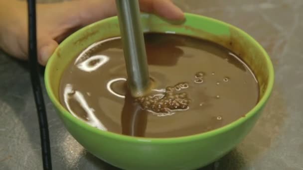 Mélange de glaçure au chocolat dans un mélangeur - gros plan — Video