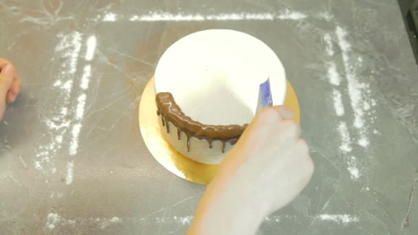 Zdobení čokoládová poleva na dort — Stock video