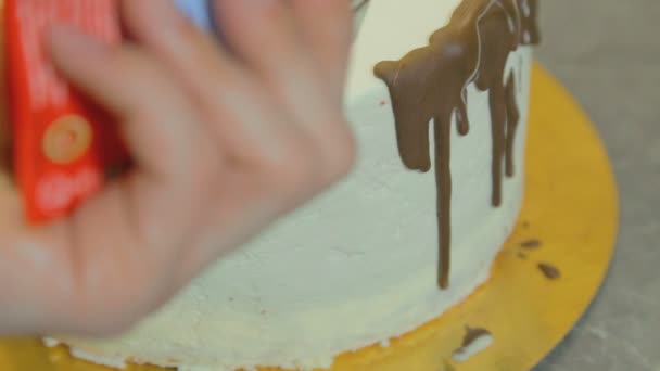 Decoración de chocolate esmalte dulce para el postre — Vídeo de stock
