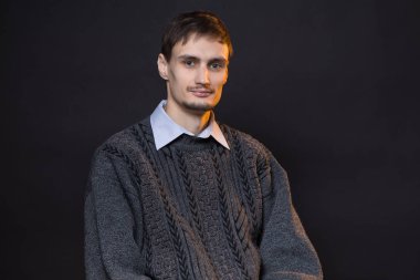 Gri süveterli ciddi esmer adam