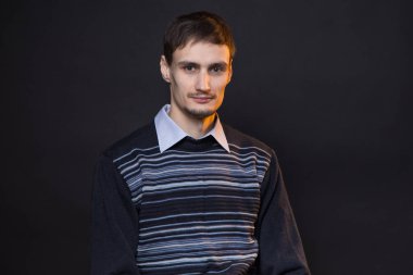Çizgili Süveter giyen ciddi esmer adam