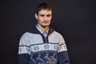 Ciddi esmer adam giyen kazak