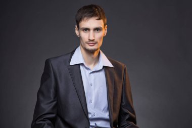 Ciddi esmer işadamı ceketli