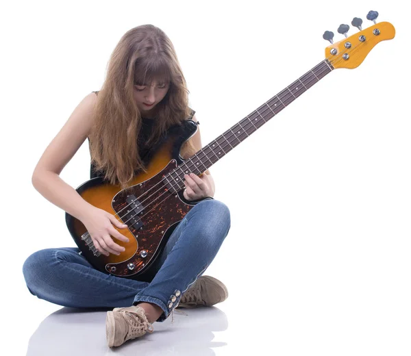 Giocare adolescente e basso chitarra — Foto Stock