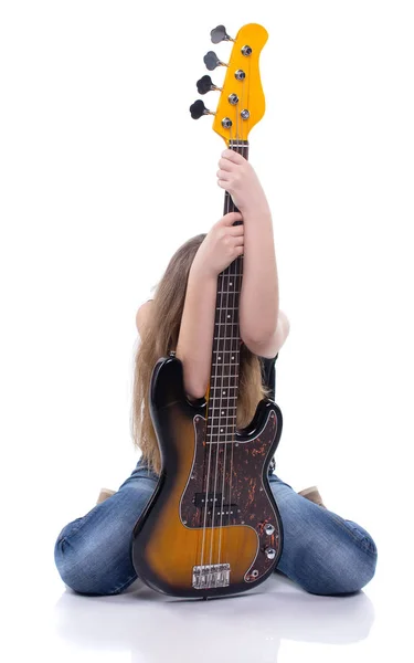 Zmęczony dziewczyna z gitara basowa — Zdjęcie stockowe