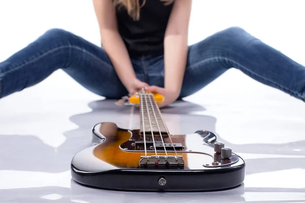 Femme assise avec guitare basse — Photo