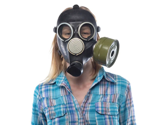 Młoda kobieta w masce gazowej — Zdjęcie stockowe