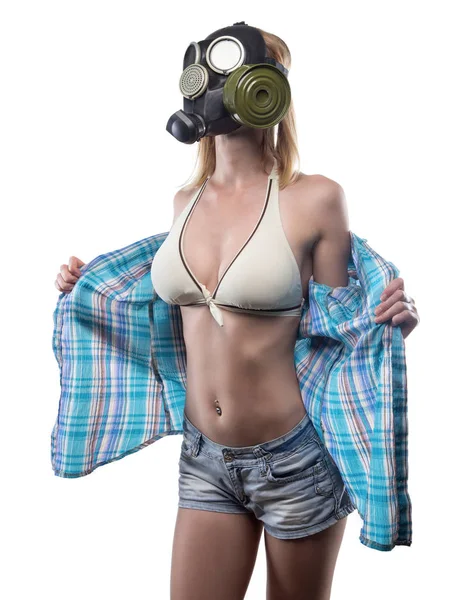 Молода роздягається жінка в газовій масці — стокове фото