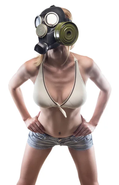 Ung smal kvinna i gasmask — Stockfoto