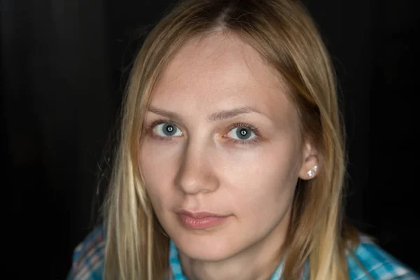 Portrait de jeune femme caucasienne blonde — Photo