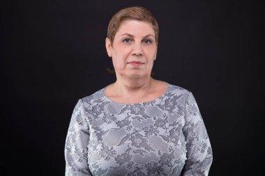 Samimi sarışın kadın kıdemli portresi