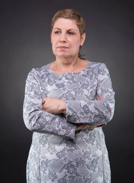 Porträt einer nachdenklichen Seniorin — Stockfoto