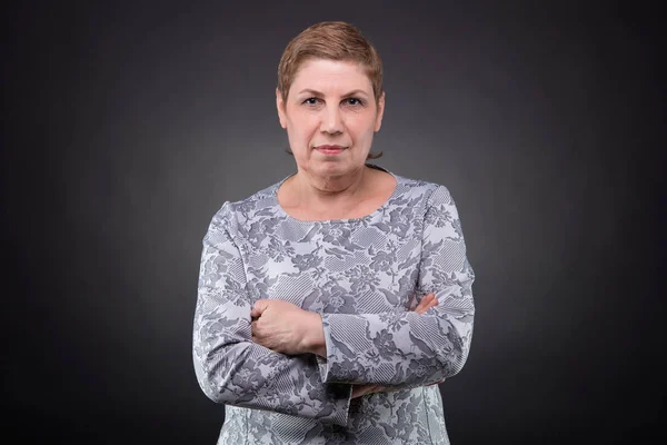 Porträt einer alten Frau, die in die Kamera blickt — Stockfoto