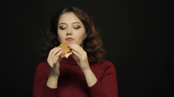 Hermosa mujer comiendo sándwich, disparando de cerca — Vídeos de Stock