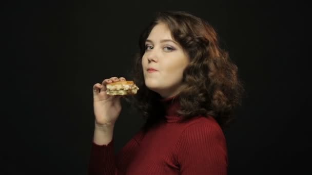 Hermosa mujer comiendo comida rápida, disparos de primer plano — Vídeo de stock