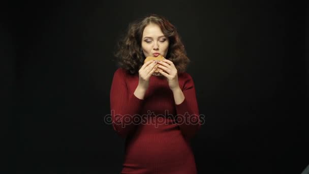 Mujer morena comiendo hamburguesa — Vídeos de Stock