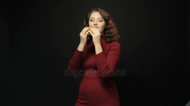 Mujer morena comiendo hamburguesa con queso — Vídeos de Stock