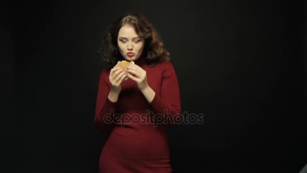 Ung kvinna äter hamburgare — Stockvideo