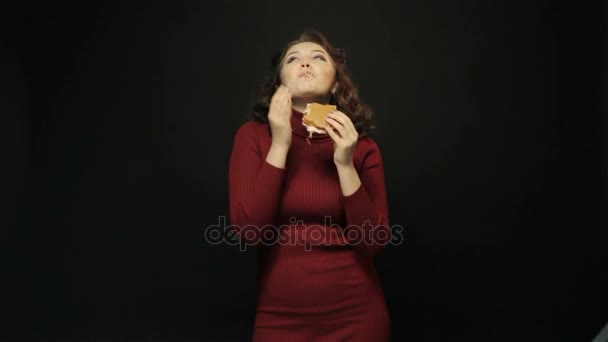 Hamburger yiyen genç kadın. — Stok video