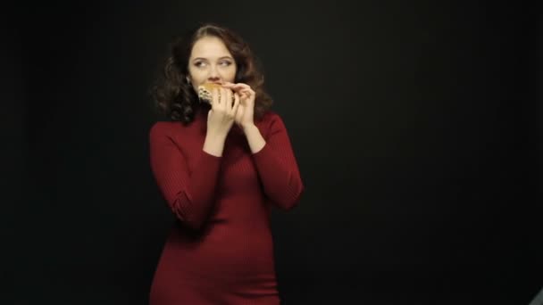 Joven mujer comiendo sándwich — Vídeos de Stock