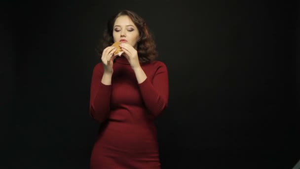 Beautiful woman eating sandwich — Stock Video