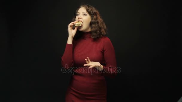 Beautiful woman eating fast food — Stock Video