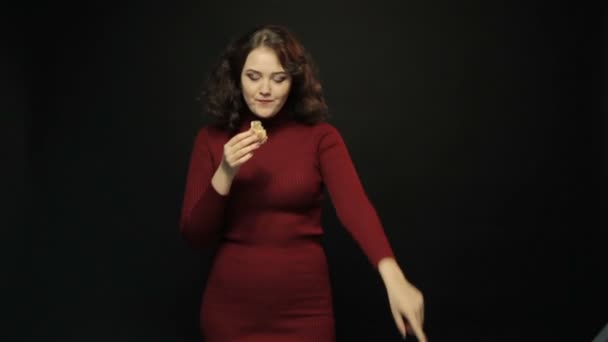 Mujer joven comiendo comida rápida — Vídeo de stock