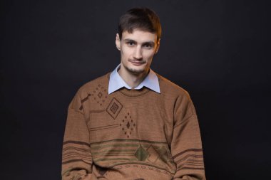 Kahverengi kazaklı gülümseyen esmer adam
