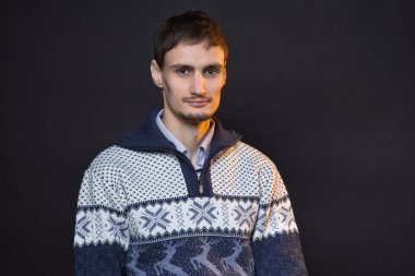 Esmer adam giyen kazak