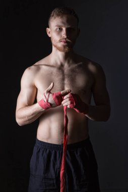 Savaşçı adam ve kırmızı boks bandaj sakallı