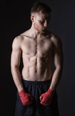 Savaşçı adam boks bandaj ile sakallı