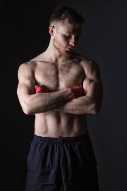 Sakallı adam boks bandaj ile