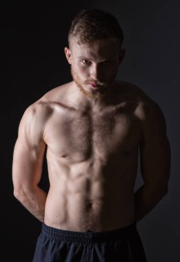 Sakallı adam kas gövde ile