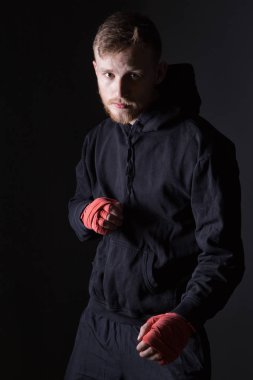 Savaşçı siyah eşofman giyen adam sakallı