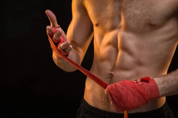 Mannen och röda boxning bandage — Stockfoto