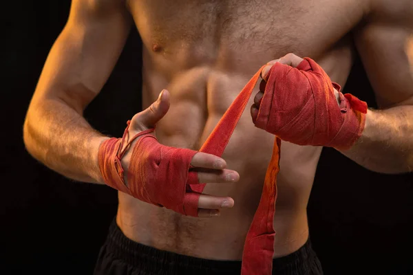 Hombre con vendajes de boxeo rojo —  Fotos de Stock