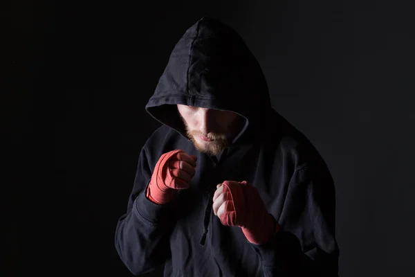 Боєць бородатий чоловік у капюшоні — стокове фото