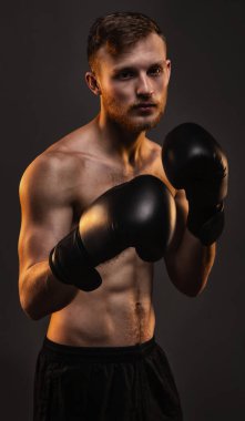 Sakallı sporcu adam ve Boks eldiveni