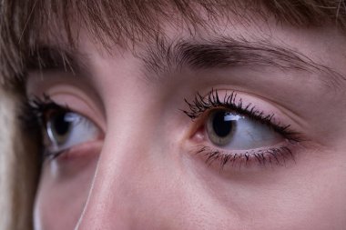 Genç kız tarafına closeup fotoğraf arıyor