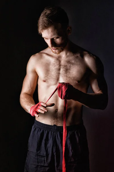 Blont sportsman med boxning bandage — Stockfoto