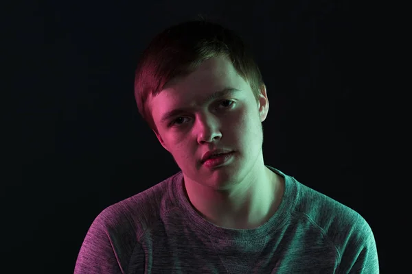 Porträtt av passiv tonåring kille — Stockfoto