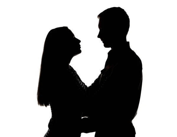 Silhouette umarmender Frau und Mann — Stockfoto