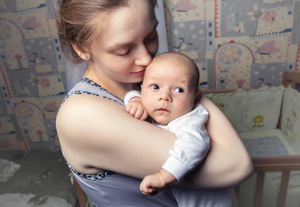 Foto av lyckliga modern anläggning baby — Stockfoto