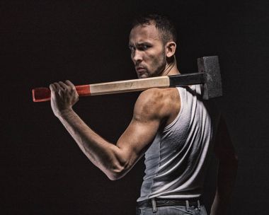Çekiç ile şaşırmış esmer kaslı adam
