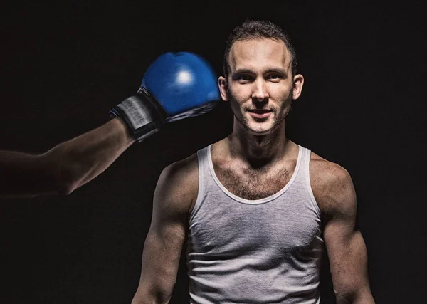 Boxning handske nära den mans ansikte — Stockfoto